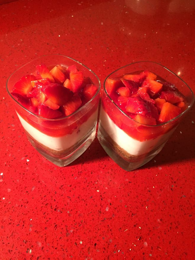 Cheesecakeverrine med jordgubbar
