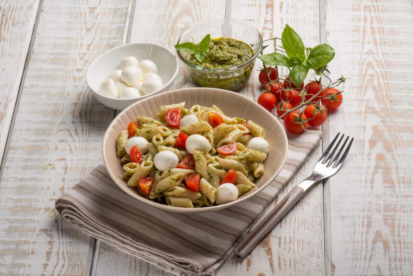 Kall pestopasta med mozzarella och körsbärstomater