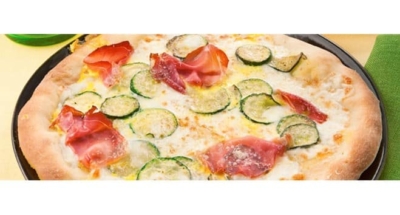 Vit pizza med speckskinka, zucchini och saffran - Galbani