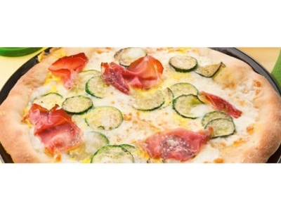 Vit pizza med speckskinka, zucchini och saffran - Galbani