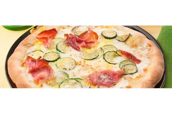 Vit pizza med speckskinka, zucchini och saffran - Galbani