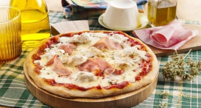 Pizza med mozzarella, ricotta och skinka - Galbani