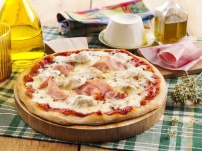 Pizza med mozzarella, ricotta och skinka - Galbani