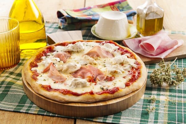 Pizza med mozzarella, ricotta och skinka - Galbani
