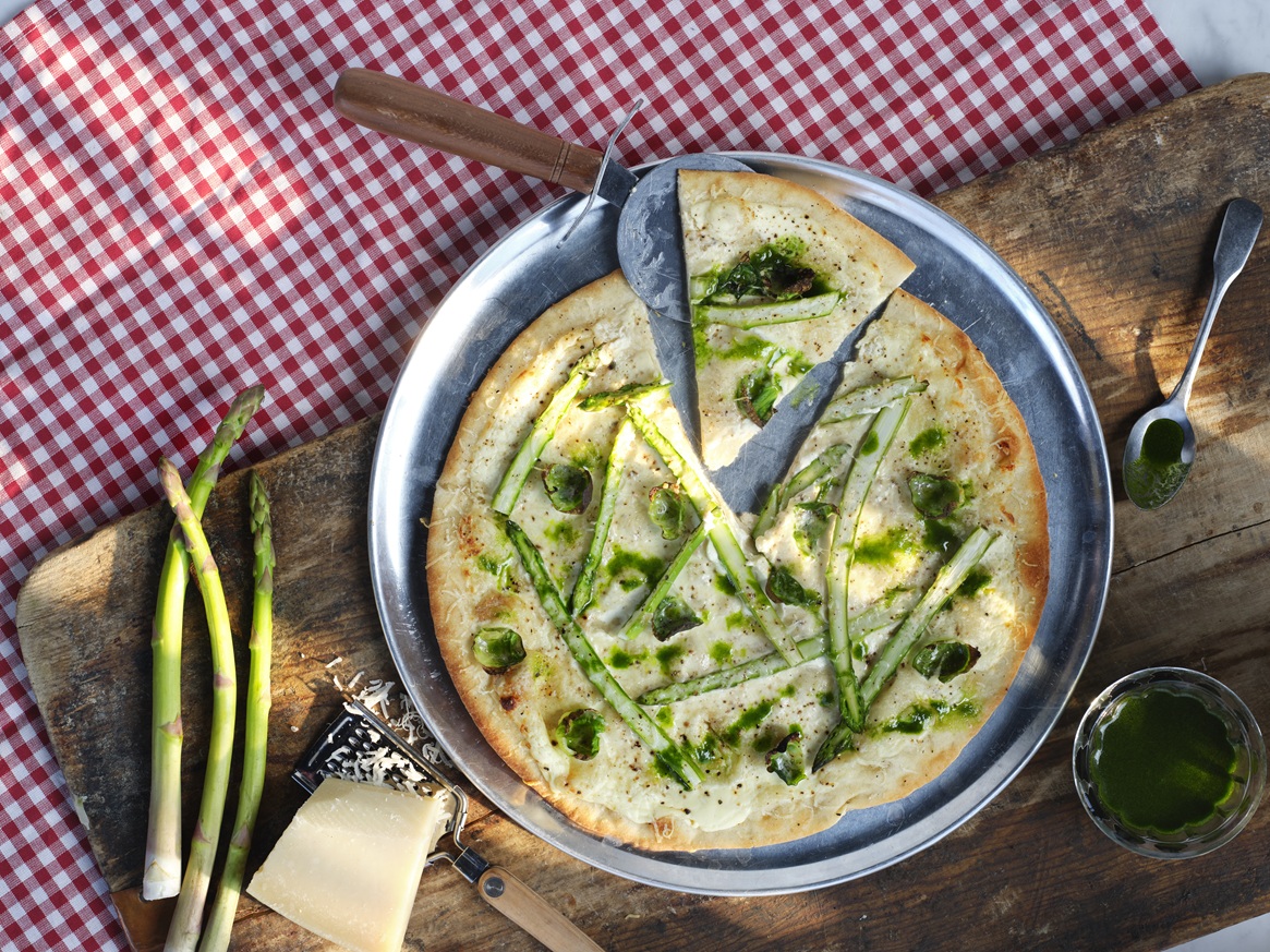 Pizza Bianca: Vår – sparris, ramslöksolja