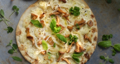 Pizza Bianca: Höst – lök, kantareller, örter - Galbani