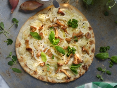 Pizza Bianca: Höst – lök, kantareller, örter - Galbani