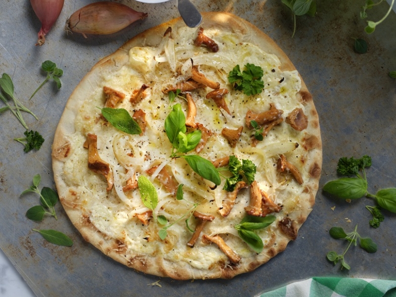 Pizza Bianca: Höst – lök, kantareller, örter - Galbani